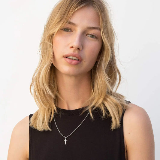 Femme avec Collier Croix Acier Inoxydable